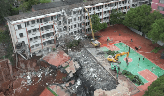近4000人小学突发坍塌形成巨大坑洞<strong></p>
<p>国家虚拟人民币</strong>，操场塌下去一半，“还好发生在夜里”