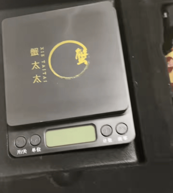 消费者花400元买到臭蟹客服建议蘸醋吃<strong></p>
<p>国家虚拟人民币</strong>，“包退包赔”的售后执行严苛，网红蟹太太信任危机凸显，被协会除名屡遭行政处罚