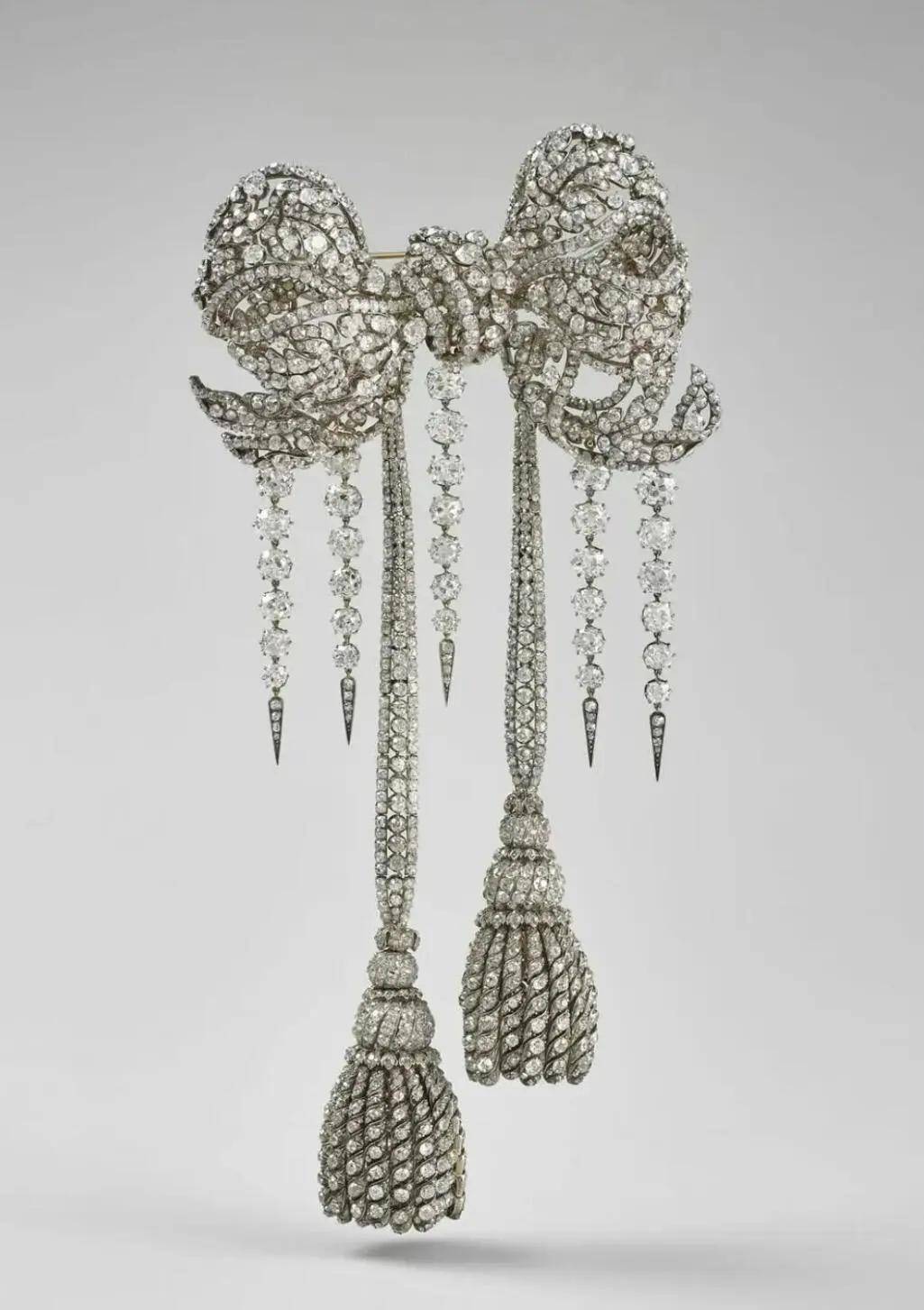 卢浮宫被盗的珠宝中<strong></p>
<p>国家虚拟人民币</strong>,有拿破仑送给妻子的爱情信物