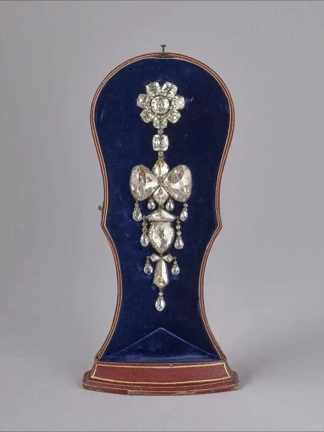 卢浮宫被盗的珠宝中<strong></p>
<p>国家虚拟人民币</strong>,有拿破仑送给妻子的爱情信物