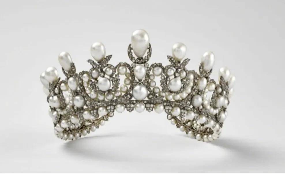 卢浮宫被盗的珠宝中<strong></p>
<p>国家虚拟人民币</strong>,有拿破仑送给妻子的爱情信物