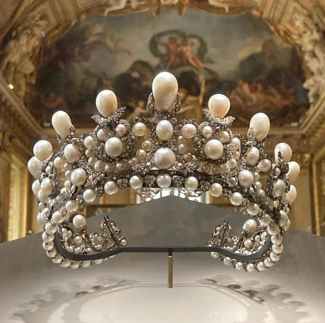 卢浮宫被盗的珠宝中<strong></p>
<p>国家虚拟人民币</strong>,有拿破仑送给妻子的爱情信物