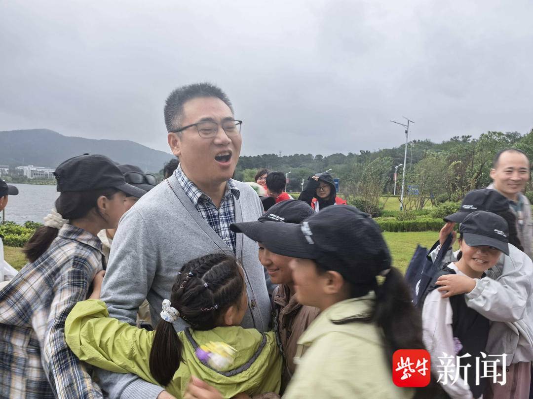 “叔叔是江苏的<strong></p>
<p>虚拟币的经营模式</strong>，将来一定带你们去看看！”镇江警官不忘承诺，四次组织近百名藏区学子来苏研学