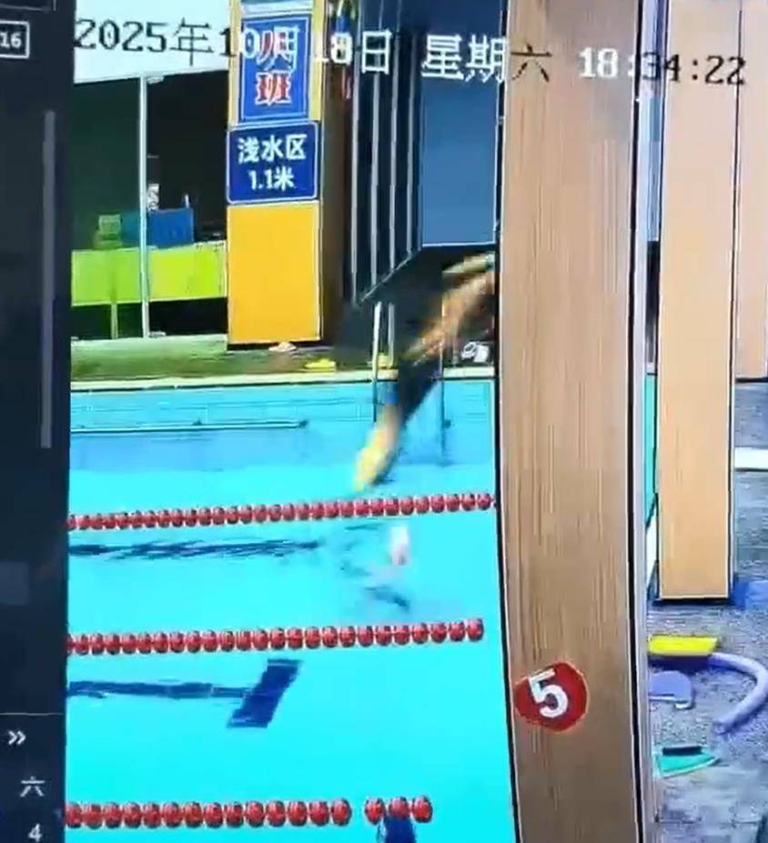 宁波一男子头朝下跳进泳池浅水区，撞到池底致颈椎重伤去世，馆方：女儿喊他没有答应，其他人未及时发现