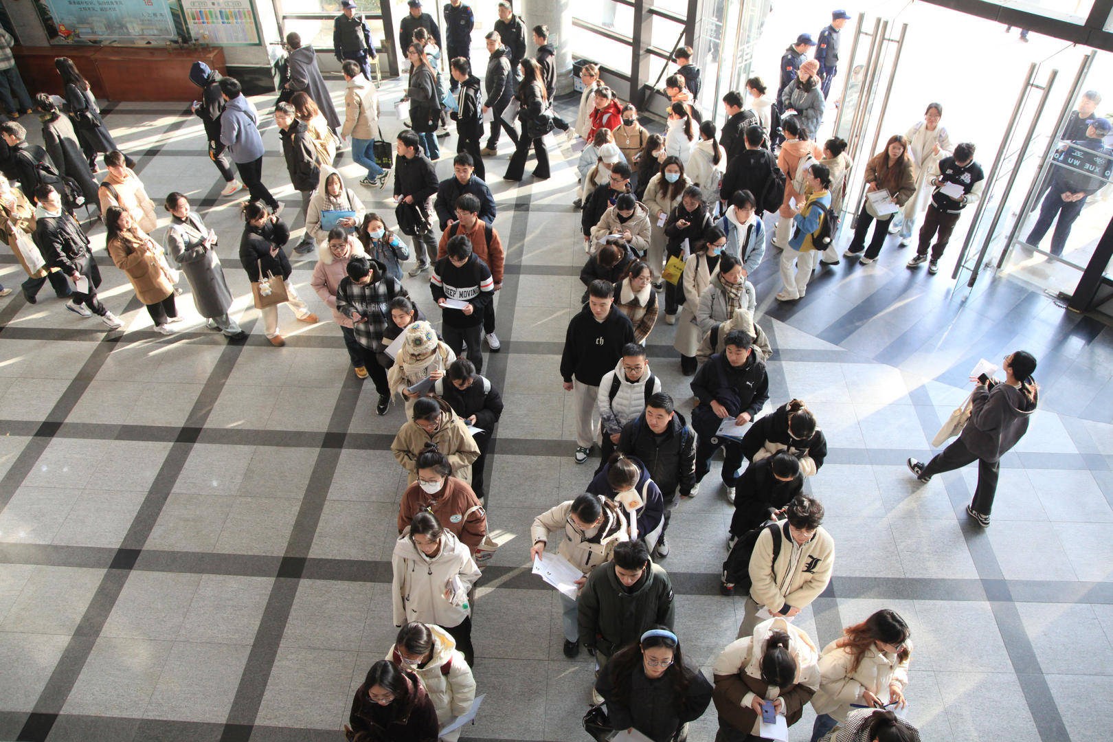 打破“35岁门槛”的首次国考：报名人数超350万创新高<strong></p>
<p>招聘虚拟币运营</strong>，前十岗位3个为税务系统