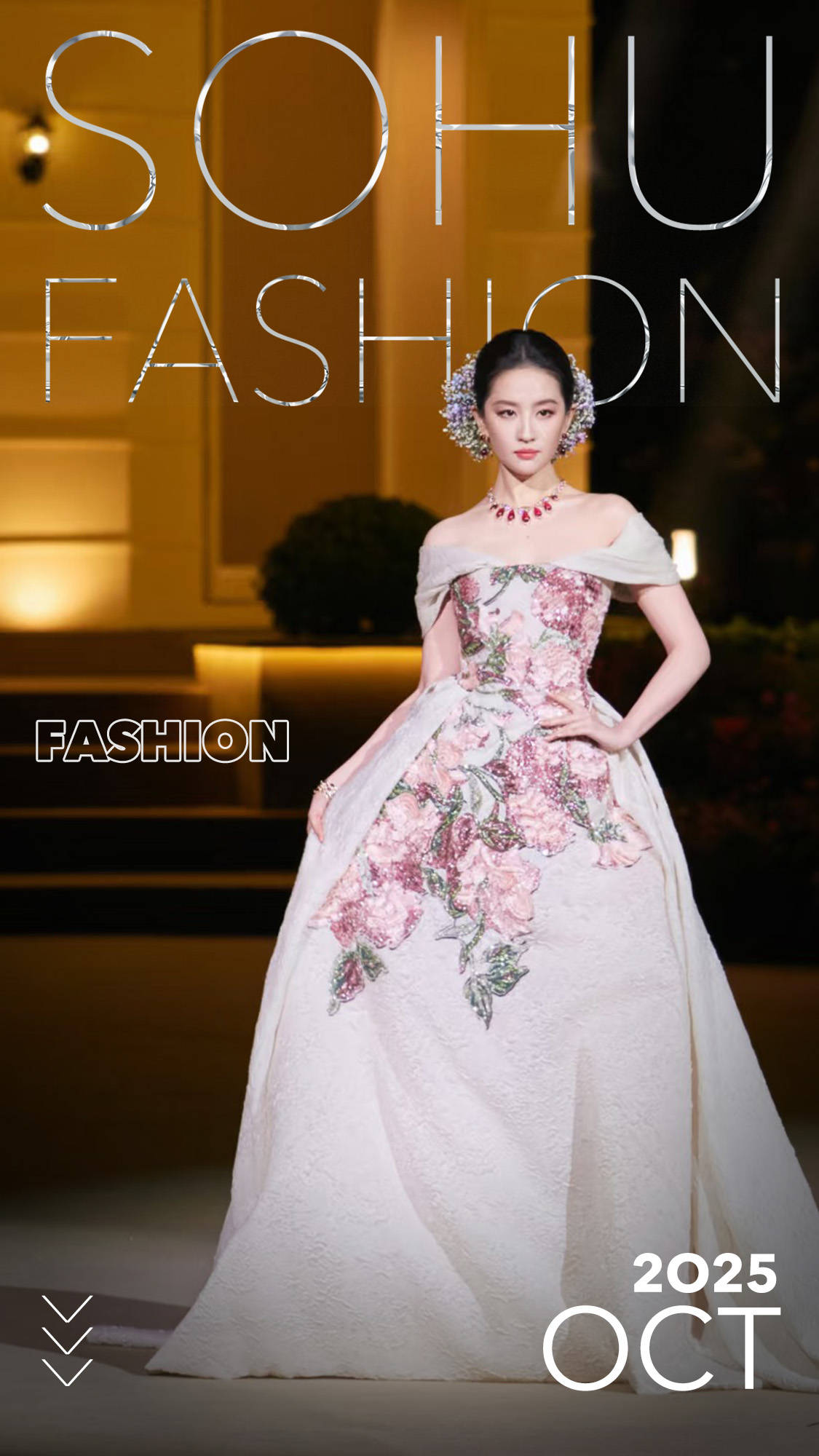 刘亦菲头顶满天星、周冬雨大胆透视装、杨幂顶级高定...VOGUE红毯谁赢了？