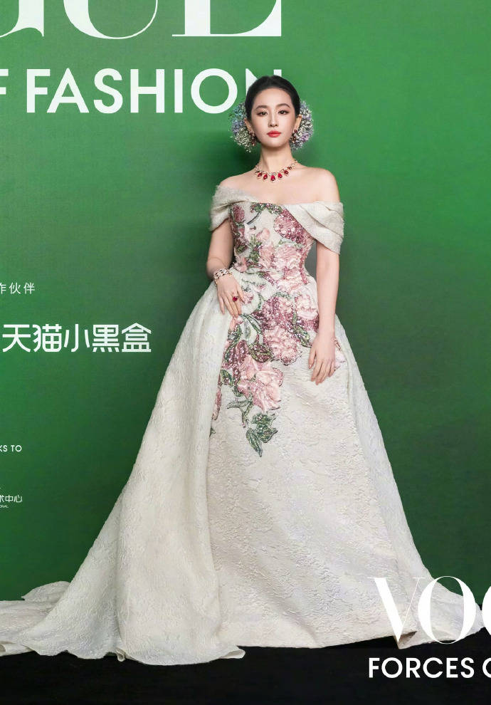 刘亦菲头顶满天星、周冬雨大胆透视装、杨幂顶级高定...VOGUE红毯谁赢了<strong></p>
<p>招聘虚拟币运营</strong>？