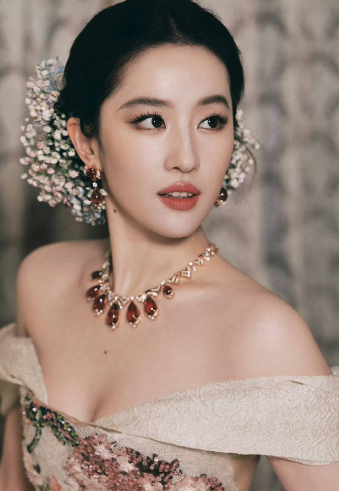 刘亦菲头顶满天星、周冬雨大胆透视装、杨幂顶级高定...VOGUE红毯谁赢了<strong></p>
<p>招聘虚拟币运营</strong>？