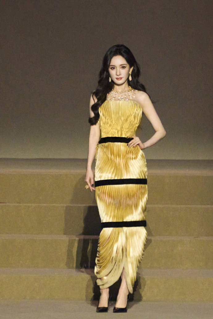 刘亦菲头顶满天星、周冬雨大胆透视装、杨幂顶级高定...VOGUE红毯谁赢了<strong></p>
<p>招聘虚拟币运营</strong>？