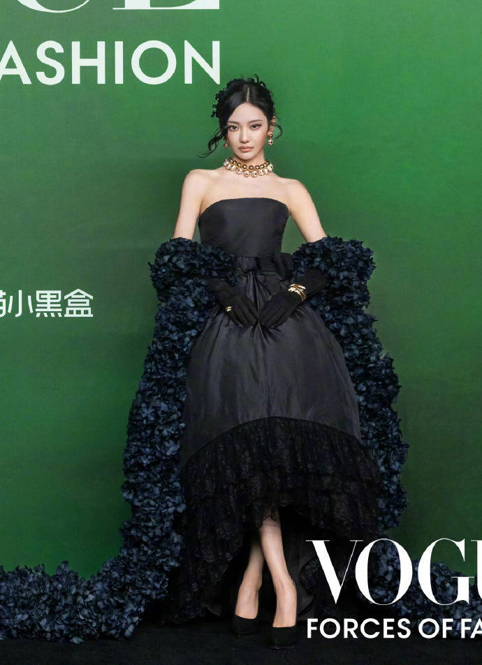 刘亦菲头顶满天星、周冬雨大胆透视装、杨幂顶级高定...VOGUE红毯谁赢了<strong></p>
<p>招聘虚拟币运营</strong>？