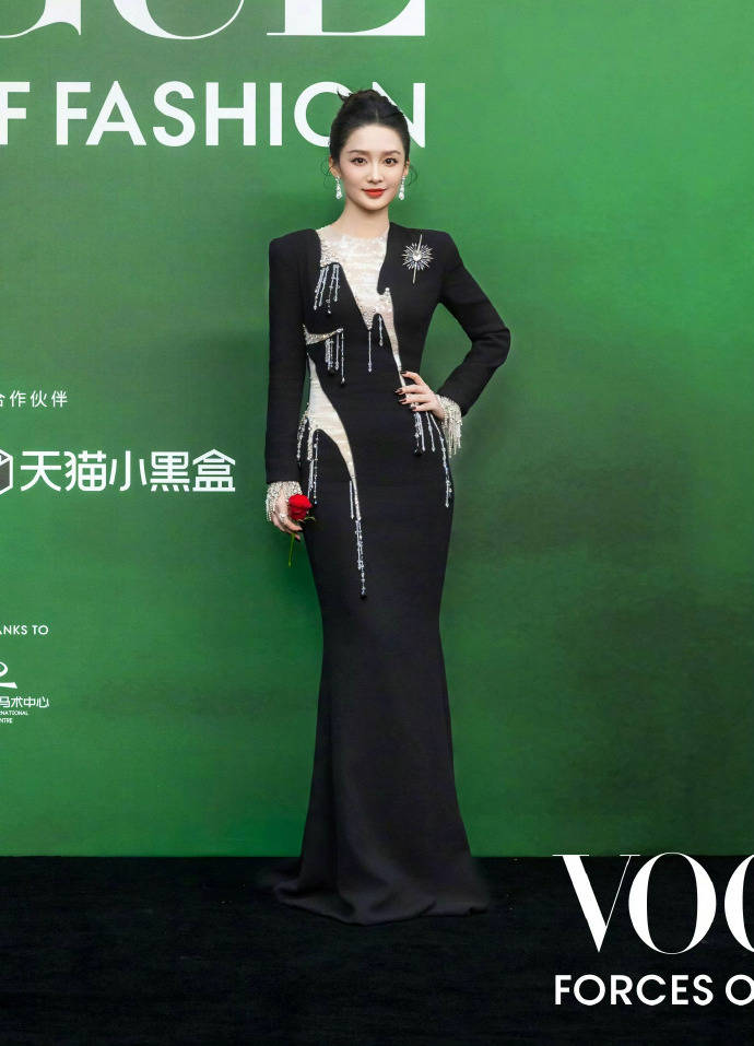 刘亦菲头顶满天星、周冬雨大胆透视装、杨幂顶级高定...VOGUE红毯谁赢了<strong></p>
<p>招聘虚拟币运营</strong>？