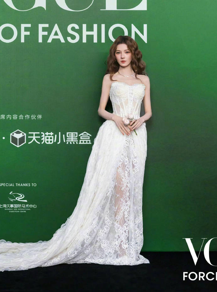 刘亦菲头顶满天星、周冬雨大胆透视装、杨幂顶级高定...VOGUE红毯谁赢了<strong></p>
<p>招聘虚拟币运营</strong>？