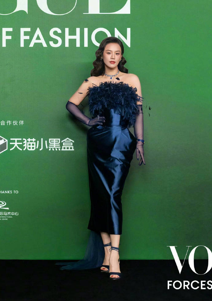 刘亦菲头顶满天星、周冬雨大胆透视装、杨幂顶级高定...VOGUE红毯谁赢了<strong></p>
<p>招聘虚拟币运营</strong>？