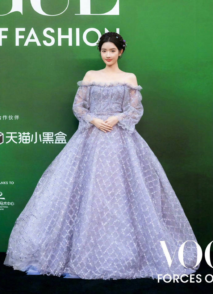 刘亦菲头顶满天星、周冬雨大胆透视装、杨幂顶级高定...VOGUE红毯谁赢了<strong></p>
<p>招聘虚拟币运营</strong>？