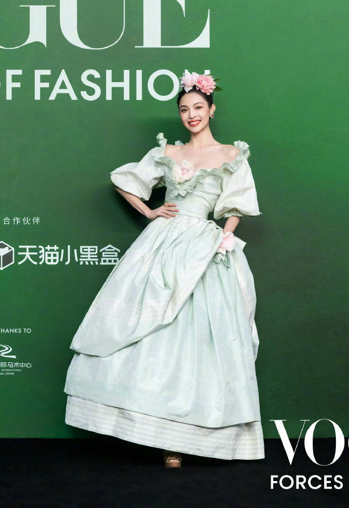 刘亦菲头顶满天星、周冬雨大胆透视装、杨幂顶级高定...VOGUE红毯谁赢了<strong></p>
<p>招聘虚拟币运营</strong>？