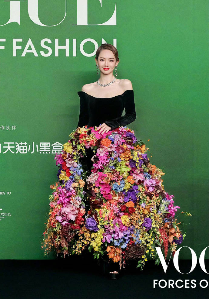 刘亦菲头顶满天星、周冬雨大胆透视装、杨幂顶级高定...VOGUE红毯谁赢了<strong></p>
<p>招聘虚拟币运营</strong>？