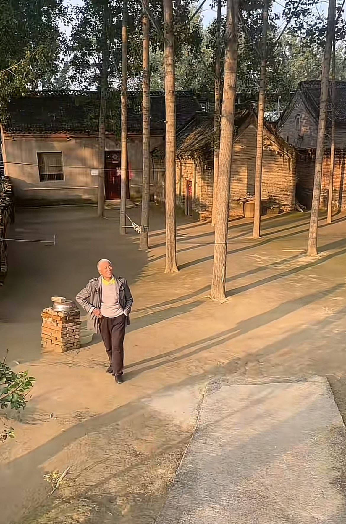 河南一大爷的院子因干净成网红打卡地<strong></p>
<p>招聘虚拟币运营</strong>，网友：像极了小时候家的样子，想拖鞋光脚丫子走