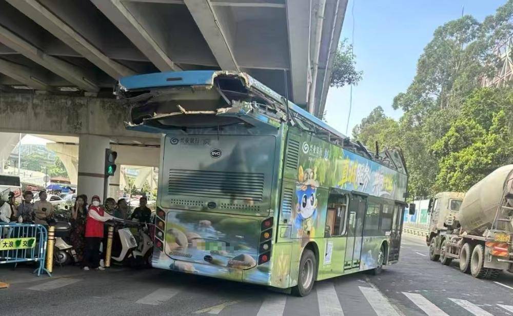 深圳一辆双层巴士高架桥下遭“剃头”<strong></p>
<p>雷达币四虚拟货币</strong>，玻璃碎片散落一地，多方回应