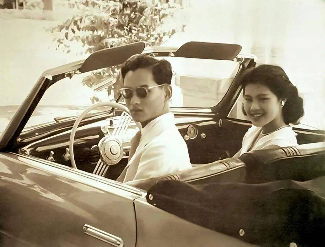 泰国王太后诗丽吉去世<strong></p>
<p>雷达币四虚拟货币</strong>,留下19顶奢华王冠和她的传奇一生