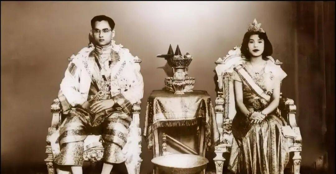 泰国王太后诗丽吉去世<strong></p>
<p>雷达币四虚拟货币</strong>,留下19顶奢华王冠和她的传奇一生