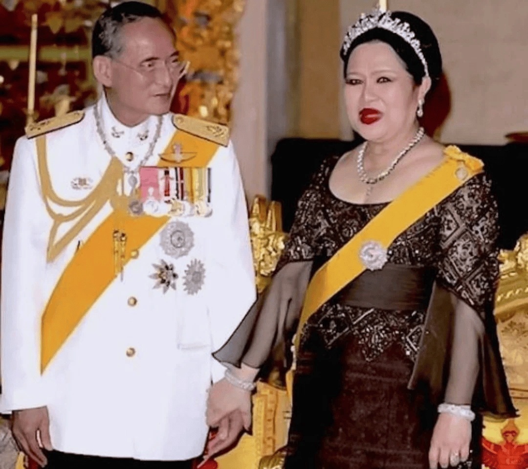 泰国王太后诗丽吉去世<strong></p>
<p>雷达币四虚拟货币</strong>,留下19顶奢华王冠和她的传奇一生