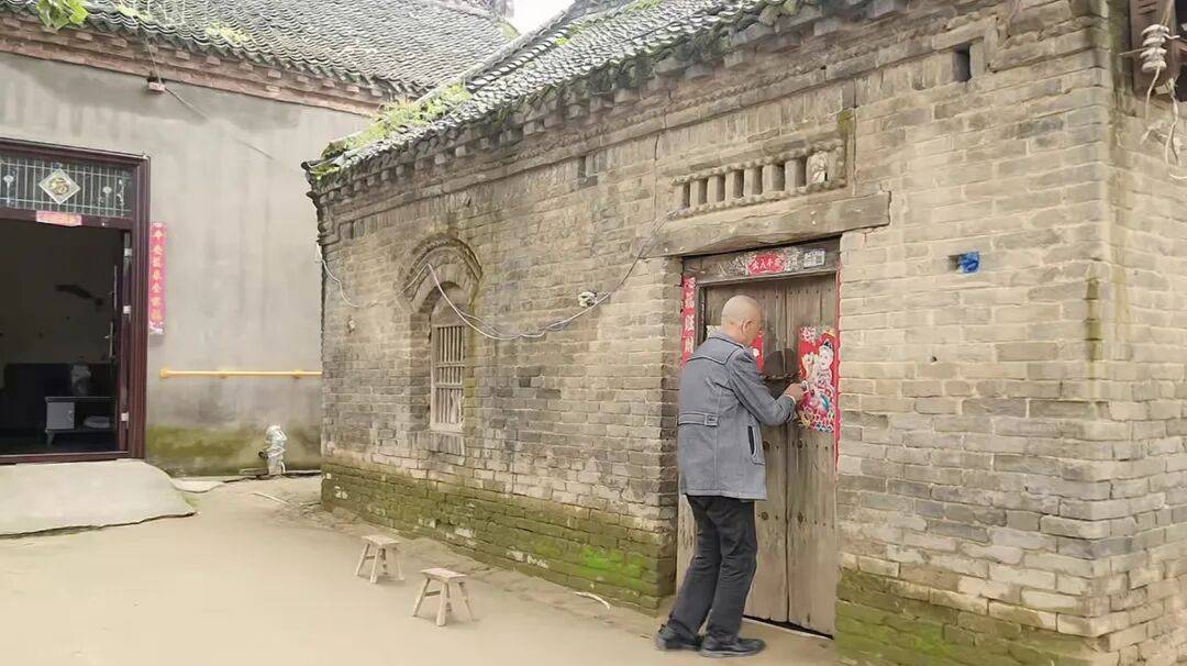 河南66岁大爷500平院子凭 “极致干净” 成网红打卡点<strong></p>
<p>虚拟币</strong>,网友来时他满脸笑容带进参观