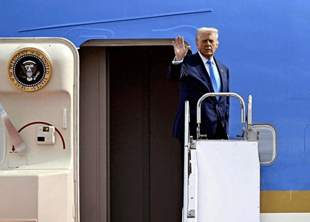 火速赶回国的特朗普<strong></p>
<p>zak币虚拟币</strong>,在专机空军一号上,亲口说出此行最大遗憾