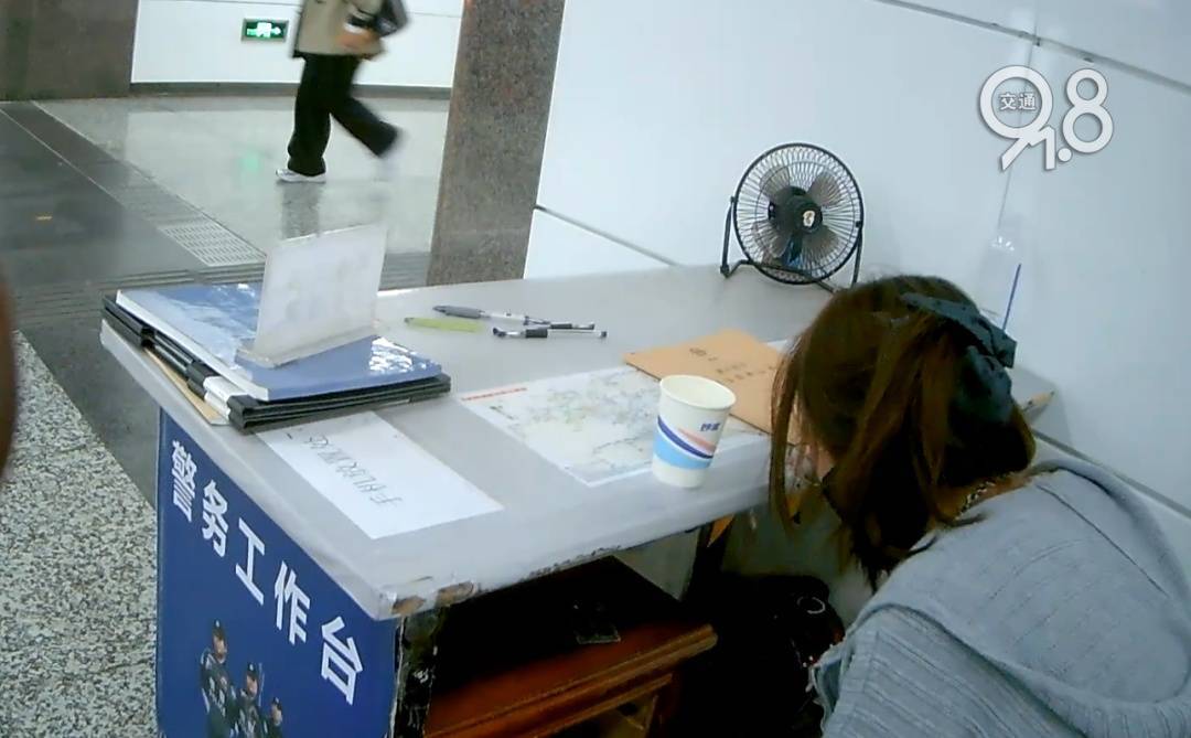 杭州地铁内<strong></p>
<p>zak币虚拟币</strong>，女乘客突然崩溃大哭！紧接着……这一幕被拍下