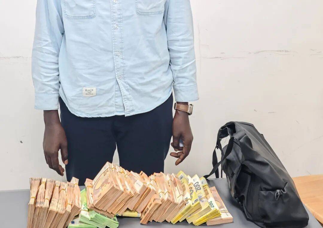 成捆的欧元现金就放在背包里装着<strong></p>
<p>虚拟币</strong>，折合人民币超186万元，旅客入境时被广州海关查获