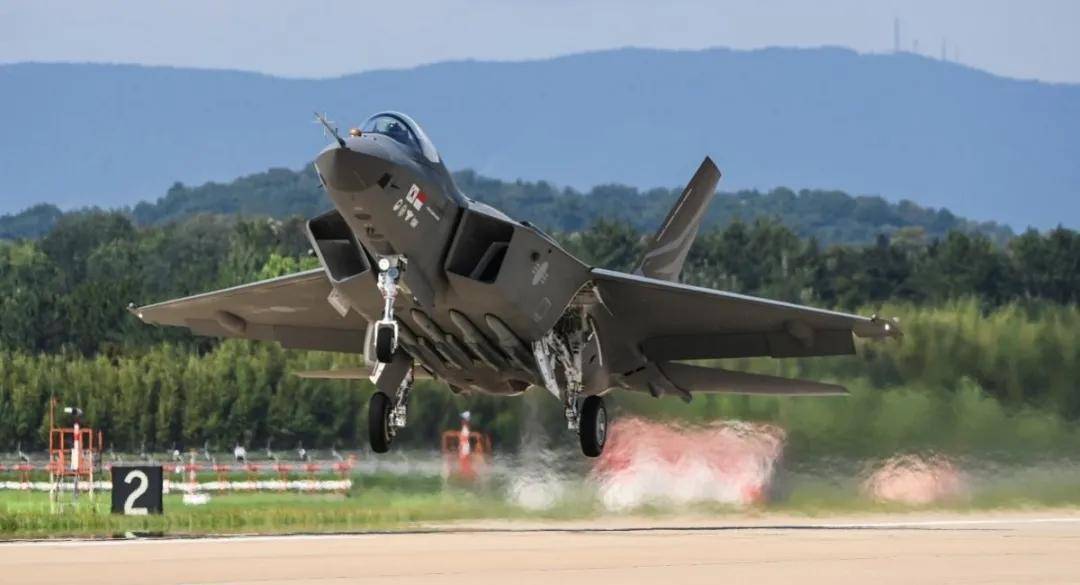 歼-35青春版<strong></p>
<p>虚拟币回流</strong>?076专用舰载机?新机“超级小黄蜂”究竟是干嘛的?