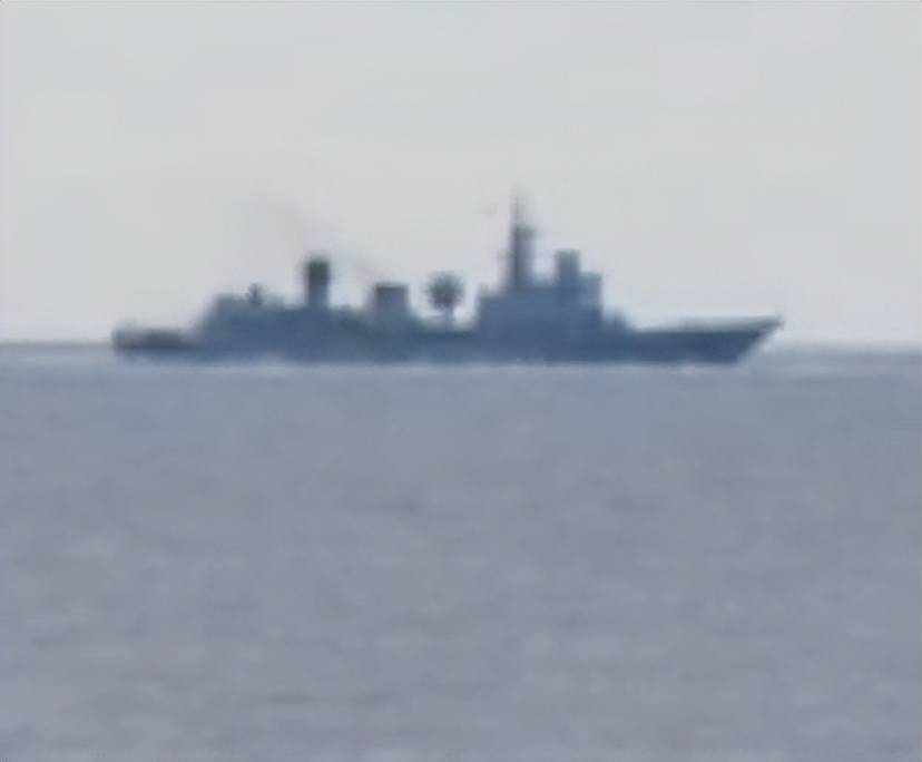 美军再度遭遇耻辱时刻：中国海军6艘战舰包围，815舰插入南海演习