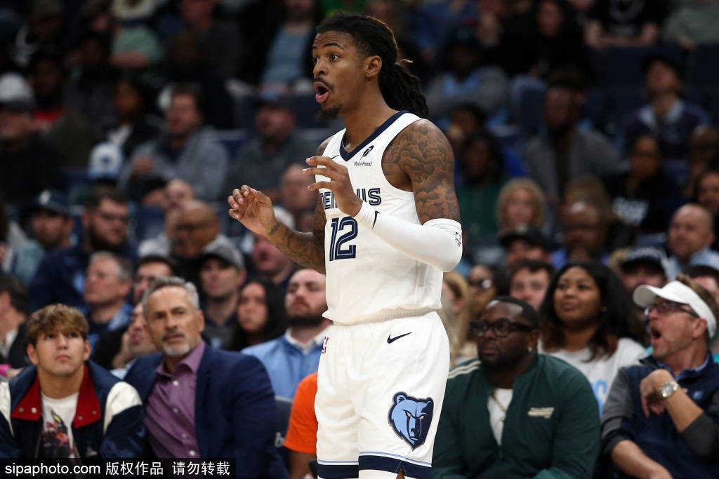 杜兰特在火箭与灰熊的比赛中调侃莫兰特父亲:<strong></p>
<p>台湾</strong>你儿子不想在这里