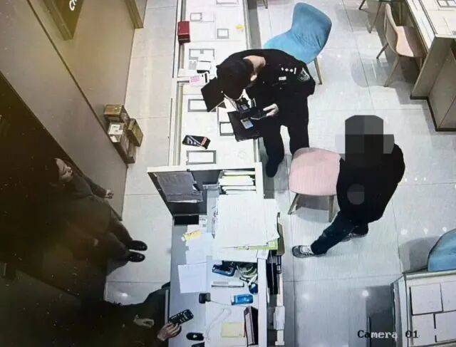 股市套现170万元后<strong></p>
<p>台湾</strong>，杭州男子豪购300克金条！老板当场报警……