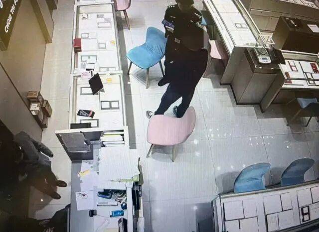 股市套现170万元后<strong></p>
<p>台湾</strong>，杭州男子豪购300克金条！老板当场报警……