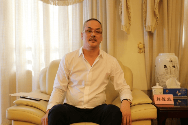 成都路桥95后美女董事长林晓晴的神秘父亲<strong></p>
<p>台湾</strong>,终于曝光了?