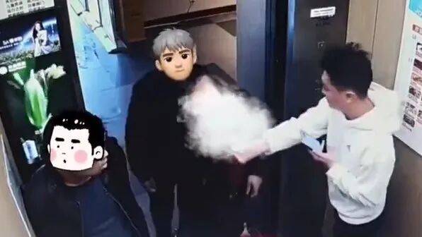 大叔叼着烟进电梯<strong></p>
<p>株洲虚拟币案件</strong>,小伙果断出手!网友点赞