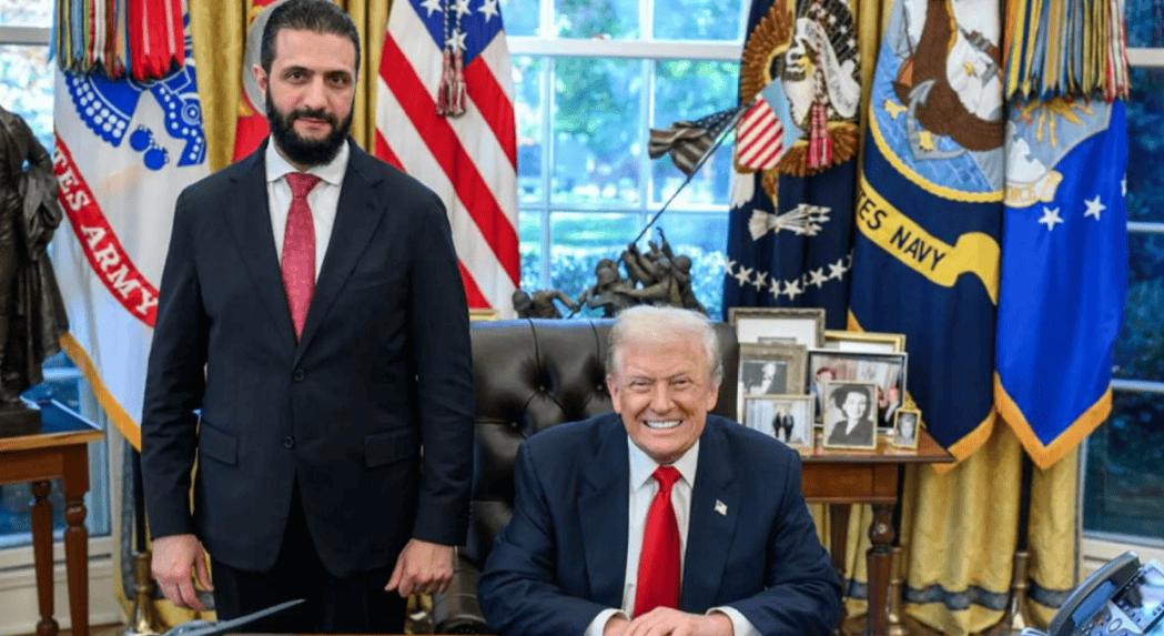 朱拉尼在合照中站得笔直<strong></p>
<p>虚拟币母币字币值钱吗</strong>,特朗普把人叫来白宫,却连正门都不让走