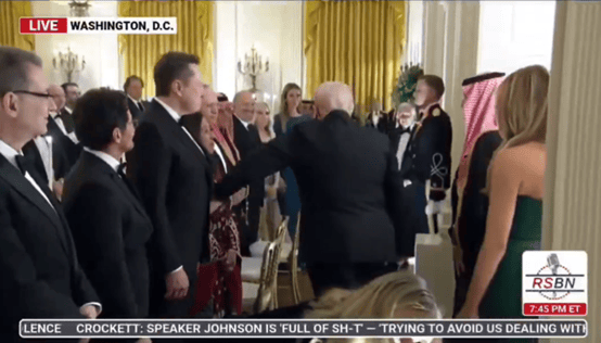 “特马”又同框<strong></p>
<p>虚拟钱包充币</strong>!马斯克现身白宫 出席特朗普与沙特王储晚宴