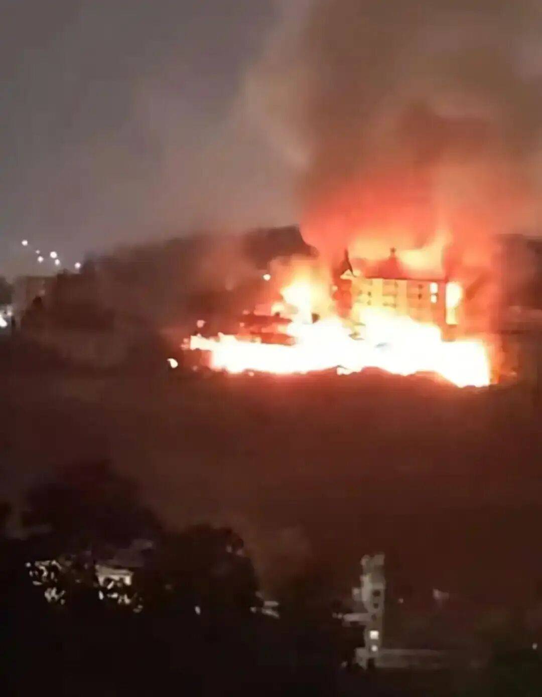 福州闽清县一酒店建筑夜间起火<strong></p>
<p>虚拟币算力在算什么</strong>,楼裙燃烧;当地消防:是废弃建筑,未造成伤亡,起火原因还在调查中