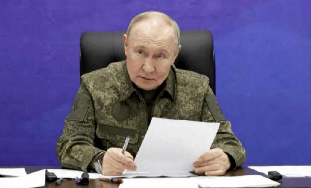 俄军宣布攻克红军城，大批乌军尸横遍野，普京亲自视察前线：乌军这是白白送死！