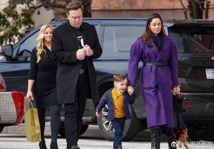 马斯克官宣小15岁高管女友,毕业于耶鲁大学是AI专家,马斯克母亲力赞:她又智慧又独立