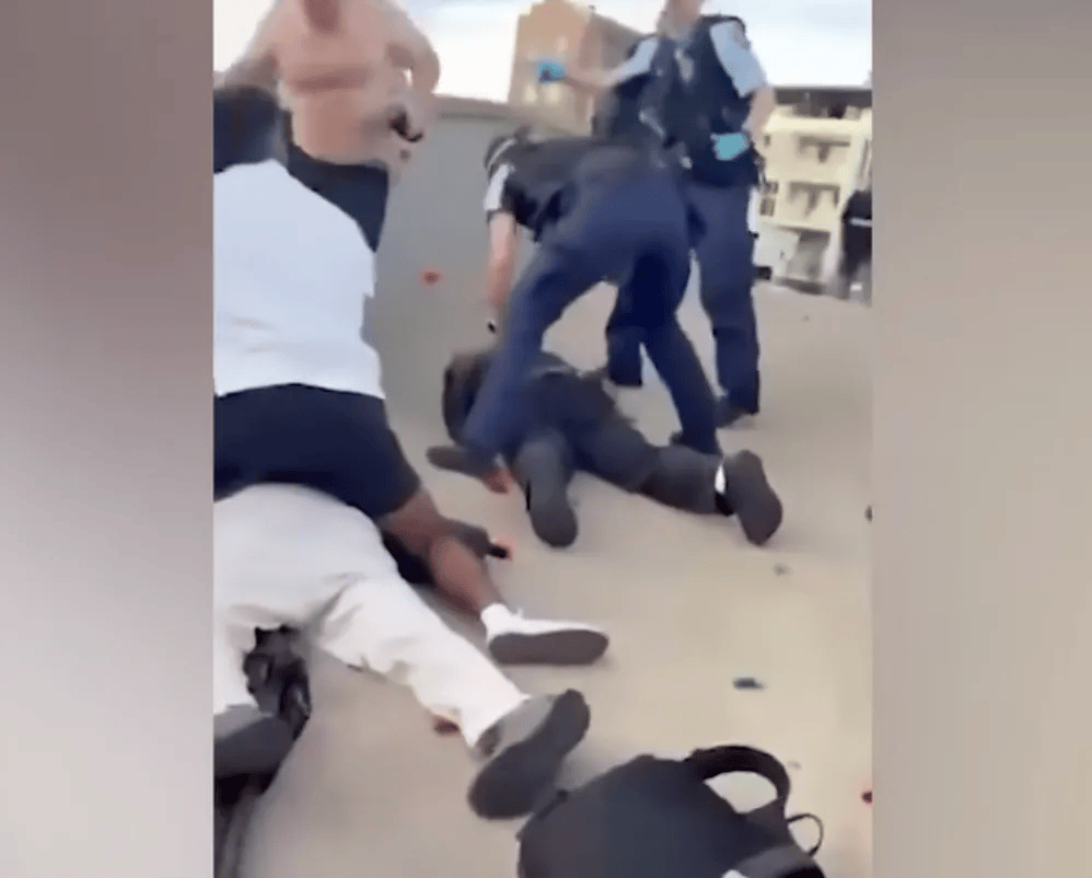 澳大利亚海滩枪击事件两名枪手为父子关系<strong></p>
<p>mci虚拟币</strong>,父亲50岁,儿子24岁!一名路人冒险夺枪反击,身中两弹,需接受手术