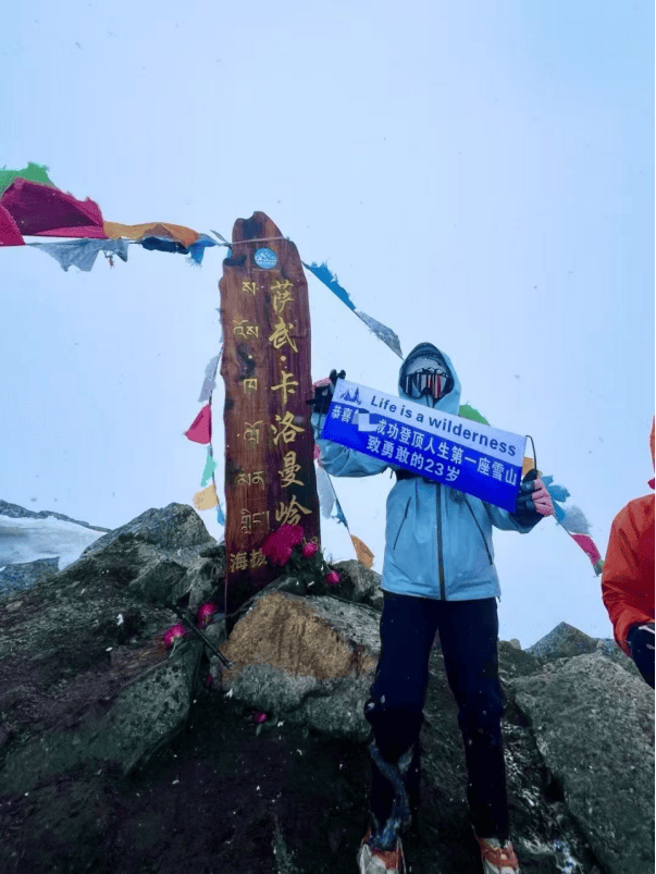 为给大学生拍登顶照片 向导从5300米雪山坠亡