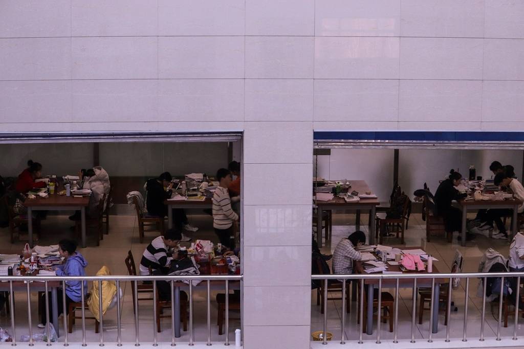 985博士在名校安插线人获保研消息 年入50万