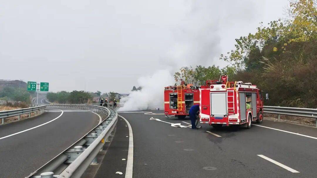 四川高速上一汽车突发自燃!车内两人闻到异味后果断弃车<strong></p>
<p>虚拟币地址合并检测</strong>,成功逃生