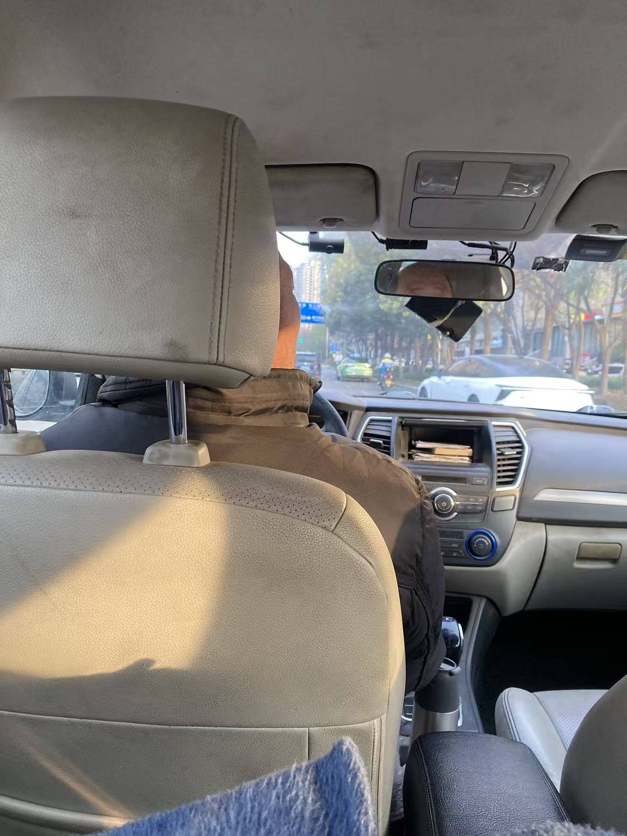 西安一的哥只用英文和乘客交流,乘客:他锻炼口语想出国旅行,网友:有梦想谁都了不起