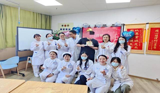 “工作可以再找，妈妈只有一个”，深圳大学毕业生为照顾患癌母亲，甘当“全职儿子”