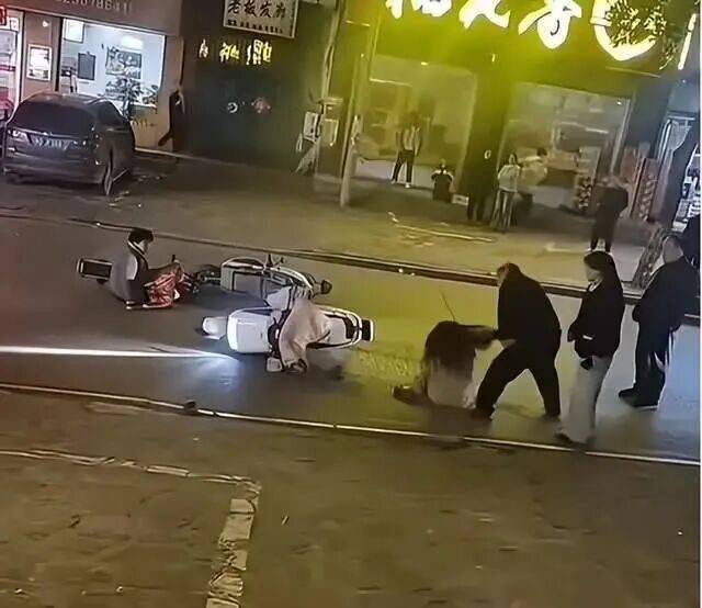 河南15岁女孩被当街暴打:当地沉默两天引质疑 打人夫妻已被批捕